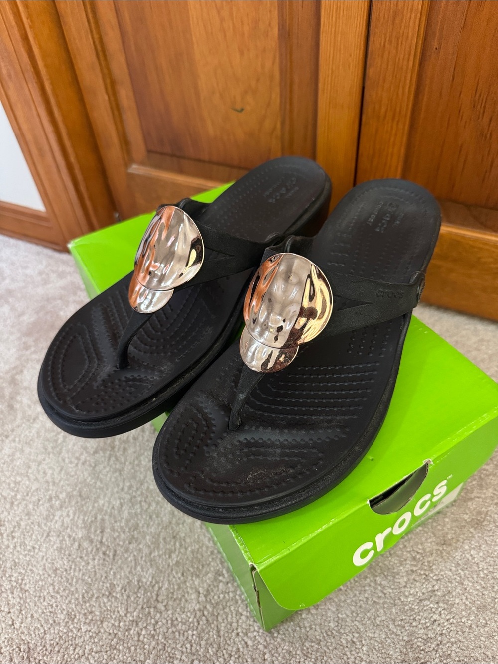 CROCS Santa’s Black Flip Flop Sandals with Metallic Accent sz 8